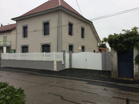 Entreprise pour le ravalement de façade sur maison en pisé à Bourgoin-Jallieu