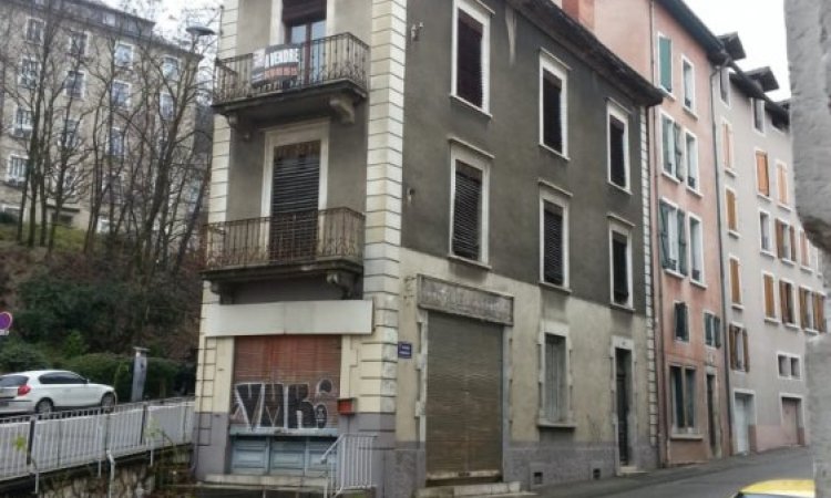 Entreprise pour le ravalement de façades sur bâtiment ancien à Les Abrets en Dauphiné 