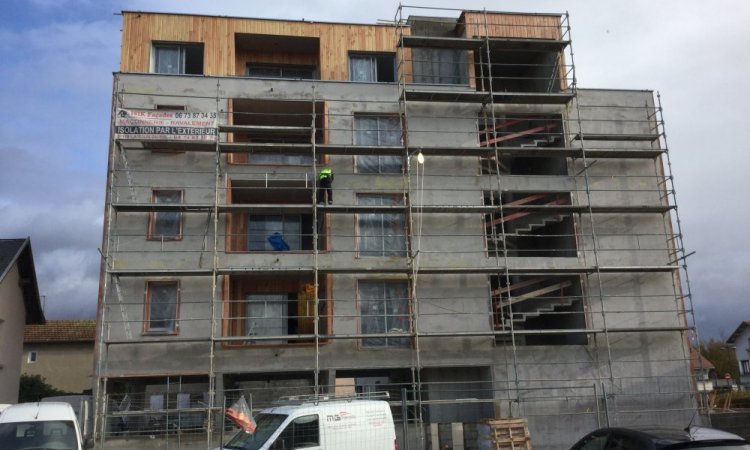 Ravalement de façades d'un immeuble par Isik Façades à Les Abrets en Dauphiné 