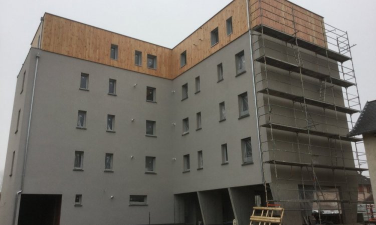 Ravalement de façades d'un immeuble par Isik Façades à Les Abrets en Dauphiné 